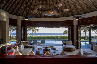 Casa Numa'Na - Luxurious Beach Villa (w/ Starlink)