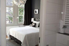 Deluxe Double Room, 1 King Bed, Canal View | Bathroom | Shower, hair dryer, towels, soap - Velvetamsterdam (Amsterdam)