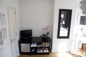 Deluxe Double Room, 1 King Bed, Canal View | Living area | 55-inch flat-screen TV with digital channels, TV - Velvetamsterdam (Amsterdam)