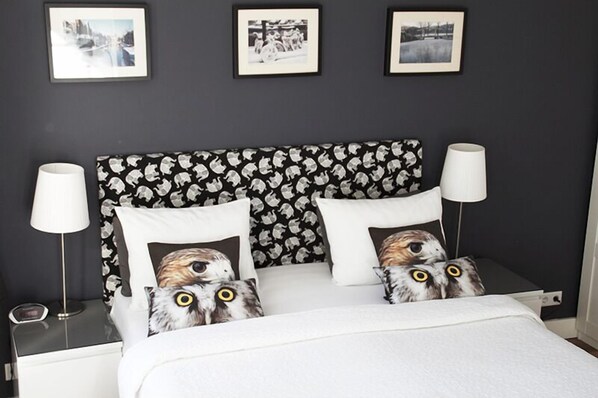 Deluxe Double Room, 1 King Bed, Canal View | In-room safe, individually decorated, desk, blackout curtains - Velvetamsterdam (Amsterdam)