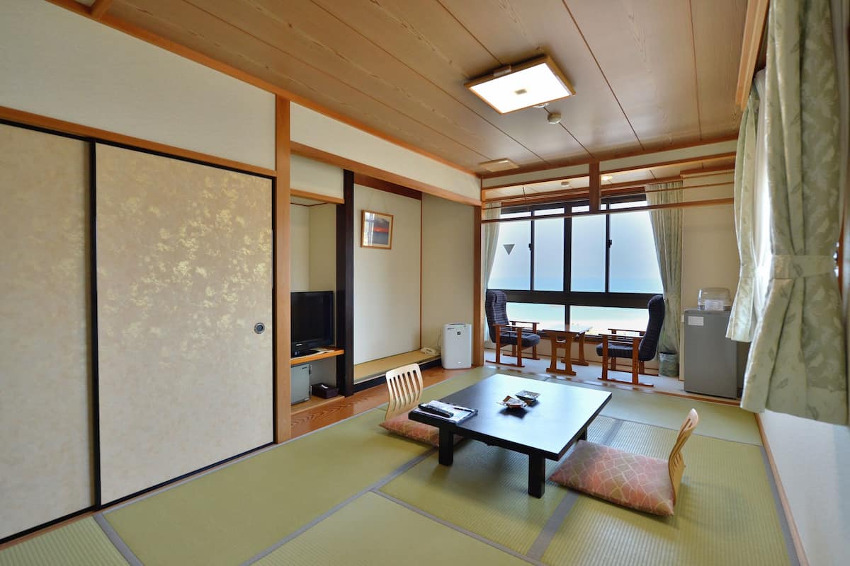 In-room safe, WiFi (free), bed sheets