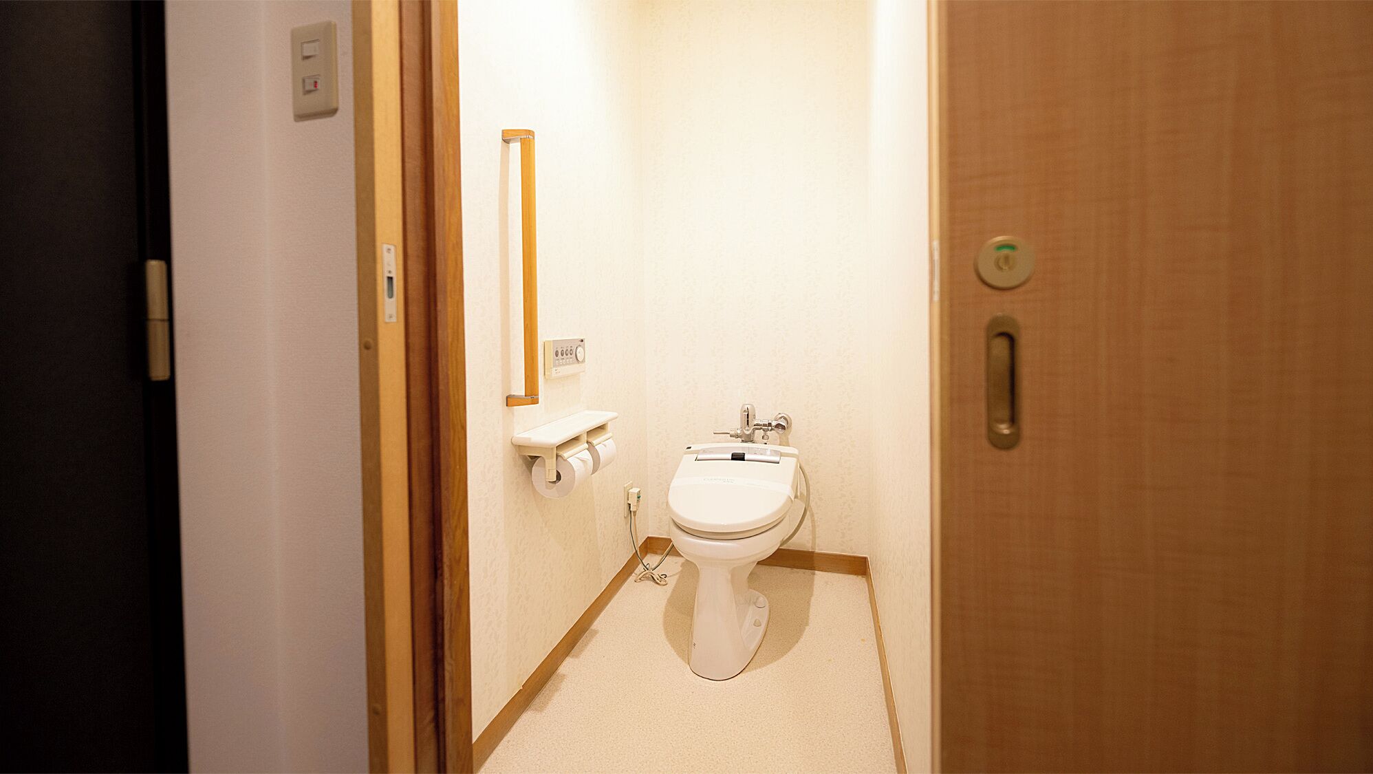 Un baño pequeño y limpio con inodoro, lavamanos y espejo.