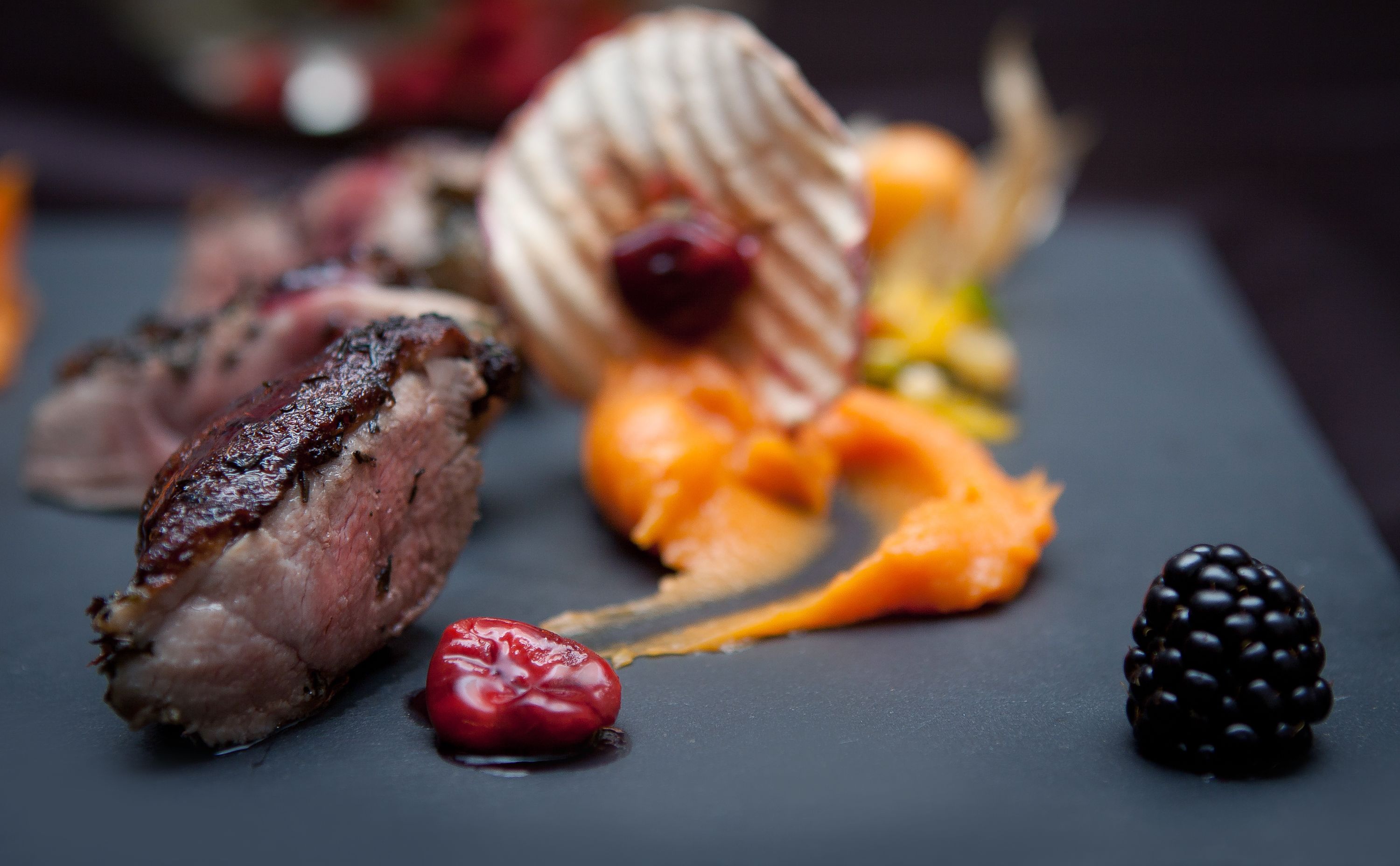 Primer plano de un plato gourmet con diversos ingredientes.