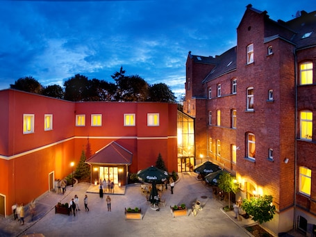 Front of property – evening/night. Hotel Jakub Sobieski