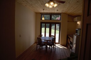 Fridge, microwave, stovetop, cookware/dishes/utensils - Mountain Home Lodge in Deer Park (Nara)