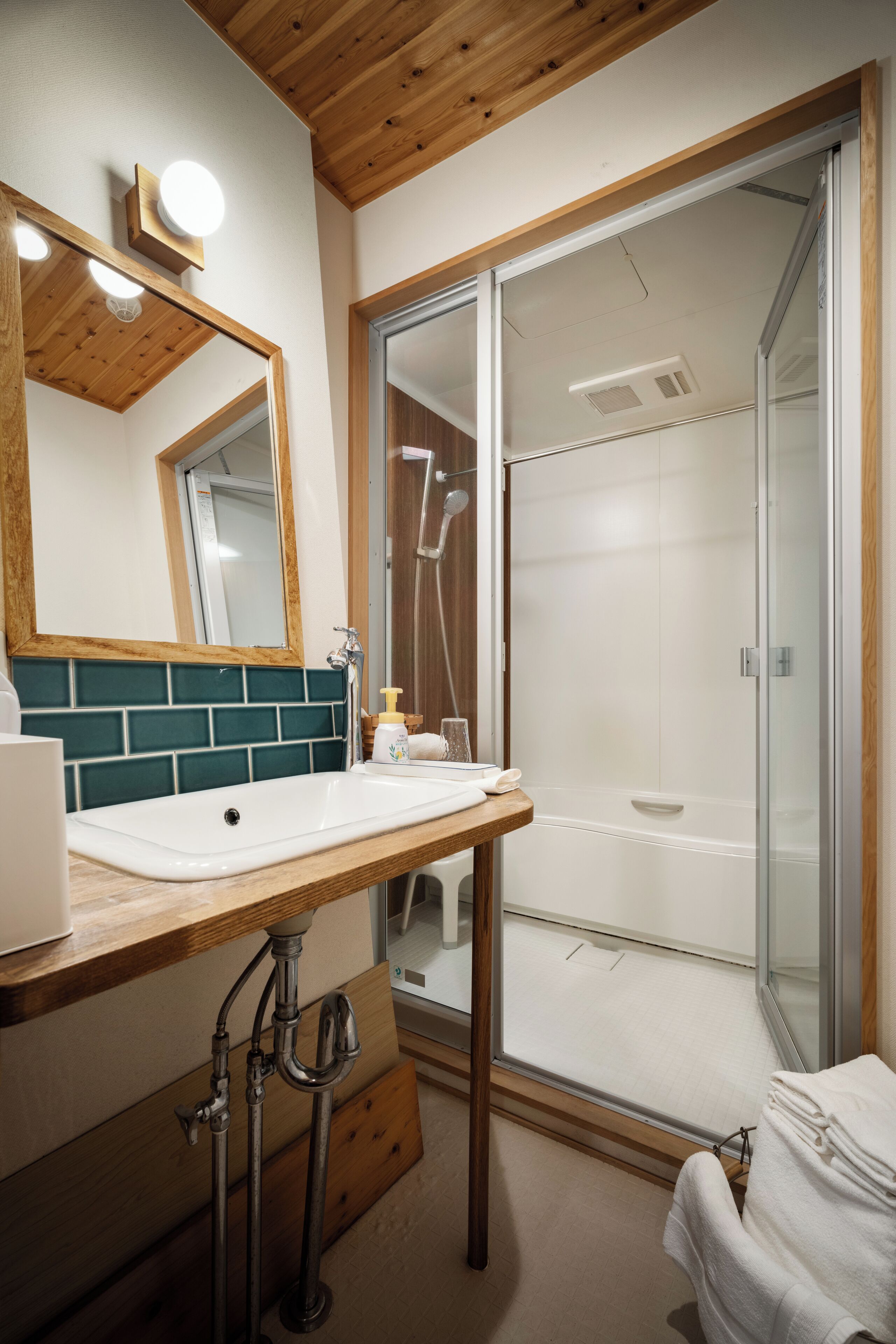 Separate bathtub and shower, deep-soaking bathtub, free toiletries