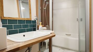 Separate bathtub and shower, deep-soaking bathtub, free toiletries