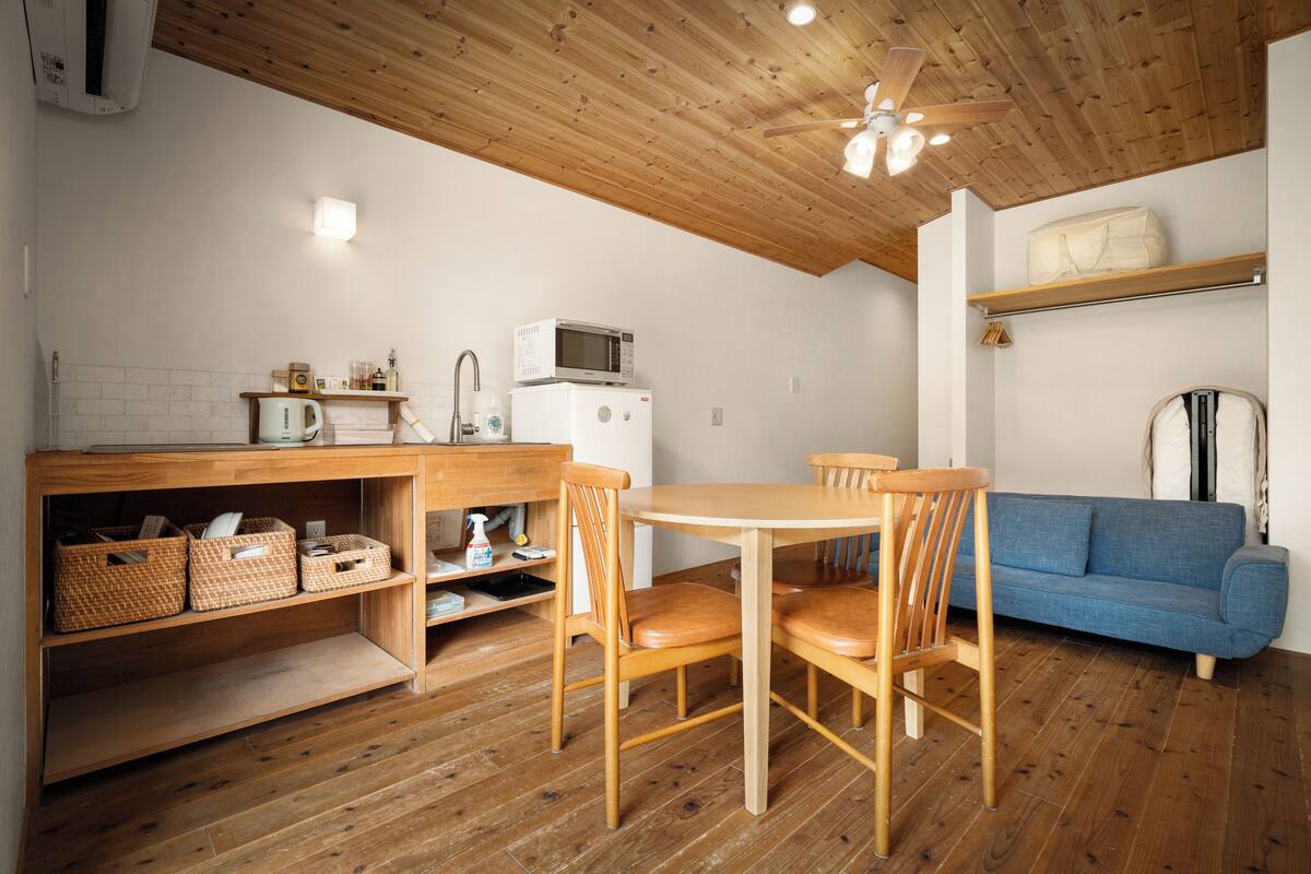 Kühlschrank, Mikrowelle, Herdplatte, Kochgeschirr/Geschirr/Besteck