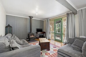 Flachbildfernseher, Kamin, DVD-Player, Stereoanlage