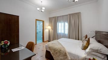 Villa, 4 Bedrooms | Peti besi dalam bilik, katil bayi/kot (percuma)