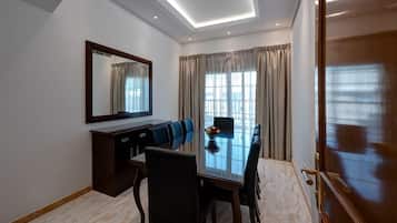 Villa, 4 Bedrooms | Makan dalam bilik
