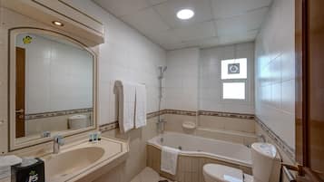 Villa, 4 Bedrooms | Bilik Mandi | Tab mandi dan pancuran berasingan, kelengkapan dandanan diri percuma