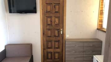 Quarto triplo superior, vista para o resort | Cofres nos quartos, individualmente decorados, escrivaninha
