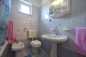 Appartement, 3 slaapkamers | Badkamer | Een bidet, handdoeken, zeep, toiletpapier