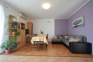 Appartement, 3 slaapkamers | Woonkamer | Een flatscreentelevisie