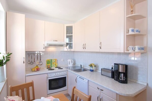 Kühlschrank, Mikrowelle, Ofen, Geschirrspüler