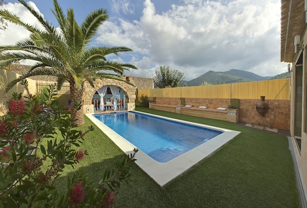Outdoor pool, open 11:00 AM to 10:00 PM, sun loungers - Casa Mistela (Jalon)