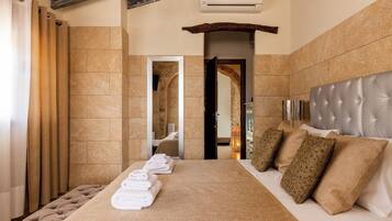 Quarto casal luxo, ar-condicionado, vista para a montanha | Roupas de cama premium, berços (sobretaxa), Wi-Fi de cortesia