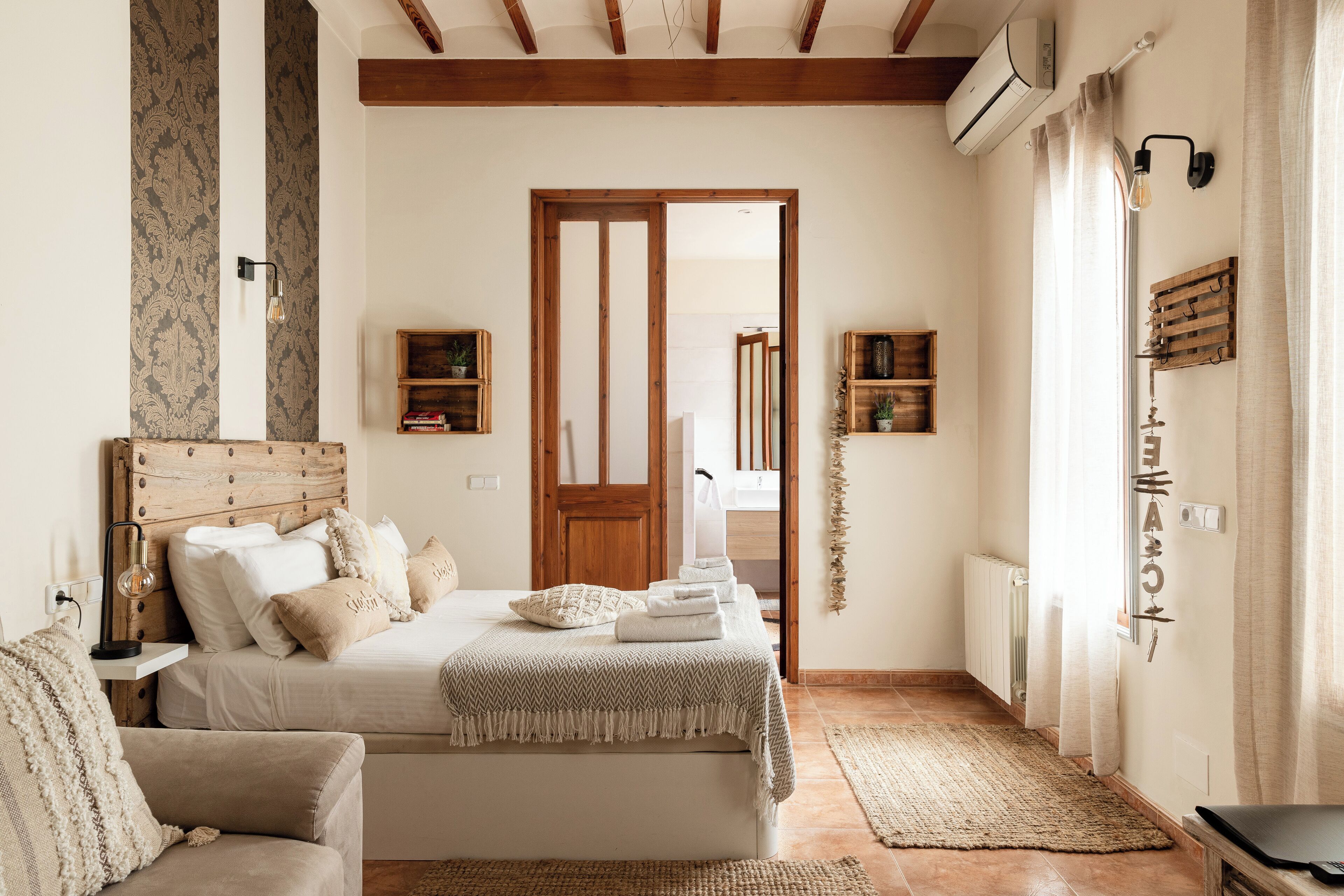 Suite Deluxe, 2 camas matrimoniales, aire acondicionado, vista al patio | Ropa de cama de alta calidad, cunas, wifi gratis y ropa de cama 