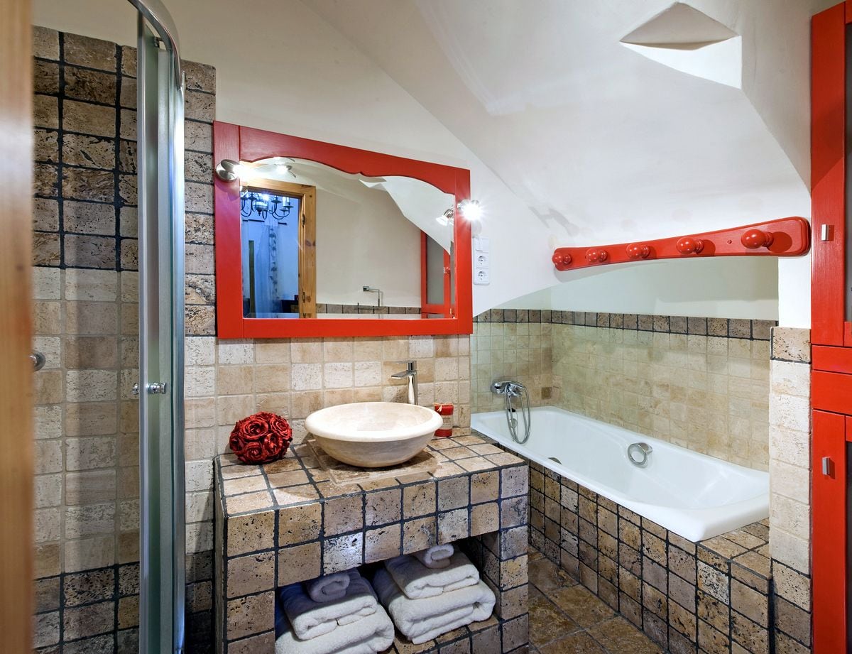 Un baño con bañera, lavamanos y ducha.