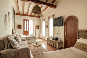 Deluxe Suite, 2 Double Beds, Air conditioning, Courtyard View | Premium bedding, cribs/infant beds, free WiFi, bed sheets - Casa Mistela (Jalon)