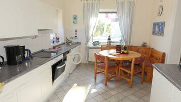 Kühlschrank, Mikrowelle, Ofen, Geschirrspüler