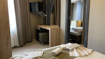 Familjerum - utsikt mot staden | Minibar, strykjärn/strykbräda, gratis wi-fi och sängkläder