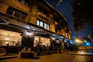 Bagian depan properti - sore/malam