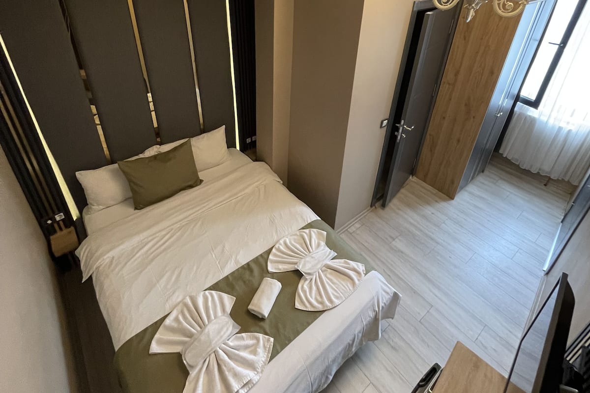Basic Double Room | Minibar, iron/ironing board, free WiFi, bed sheets
