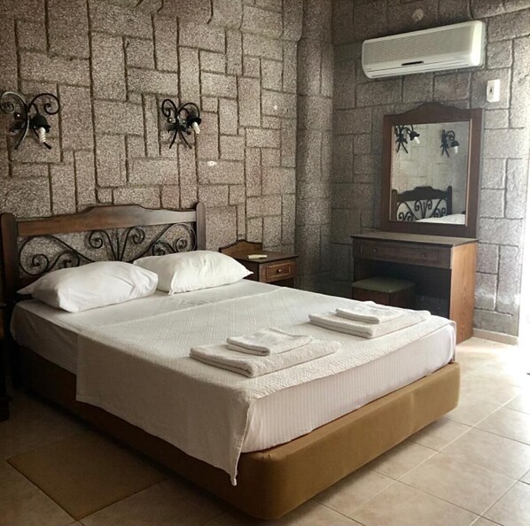 2 Schlafzimmer, Schreibtisch, Bügeleisen/Bügelbrett, Zustellbetten