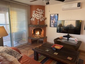 Televisión, chimenea y reproductor de DVD