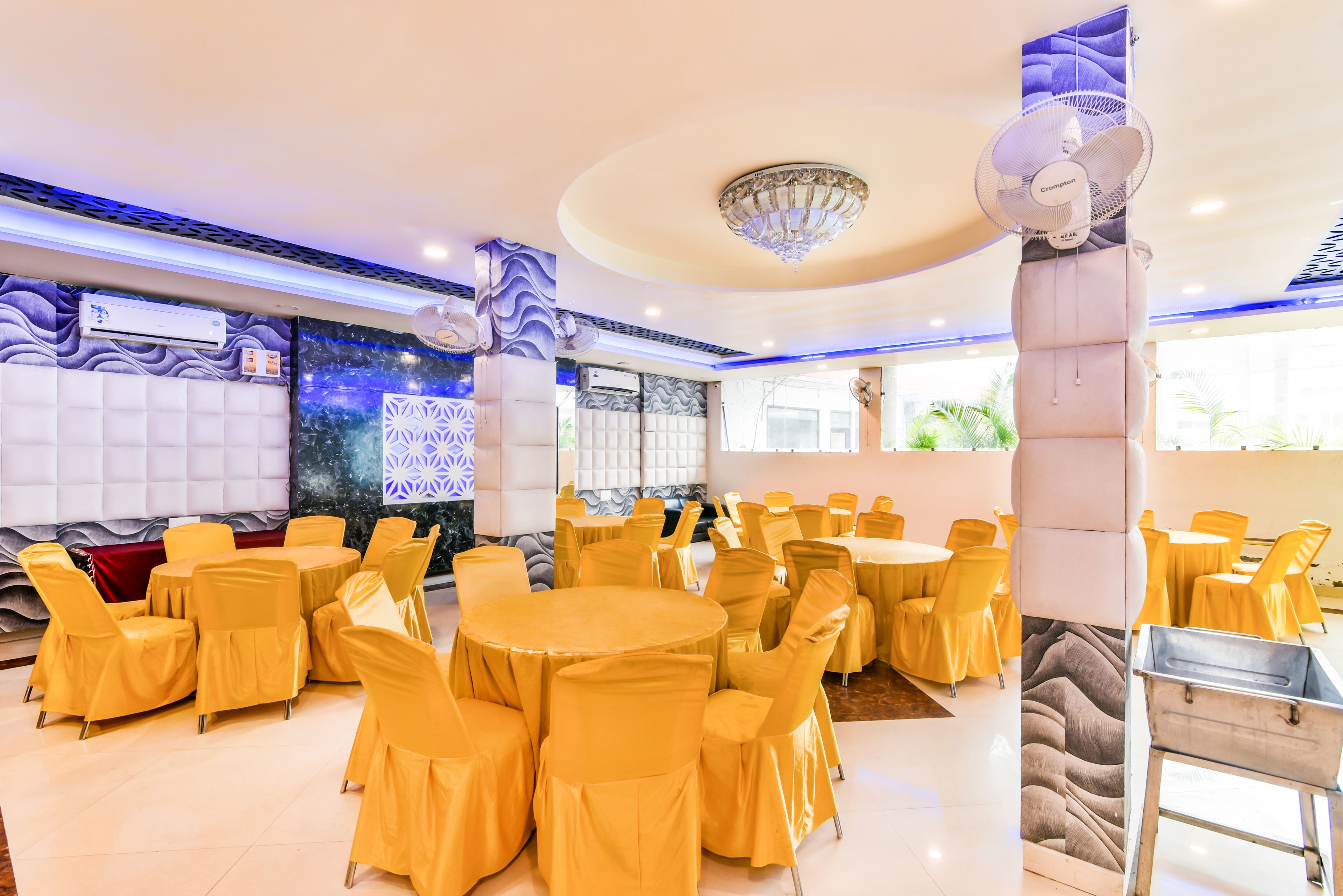 daily buffet breakfast for a fee