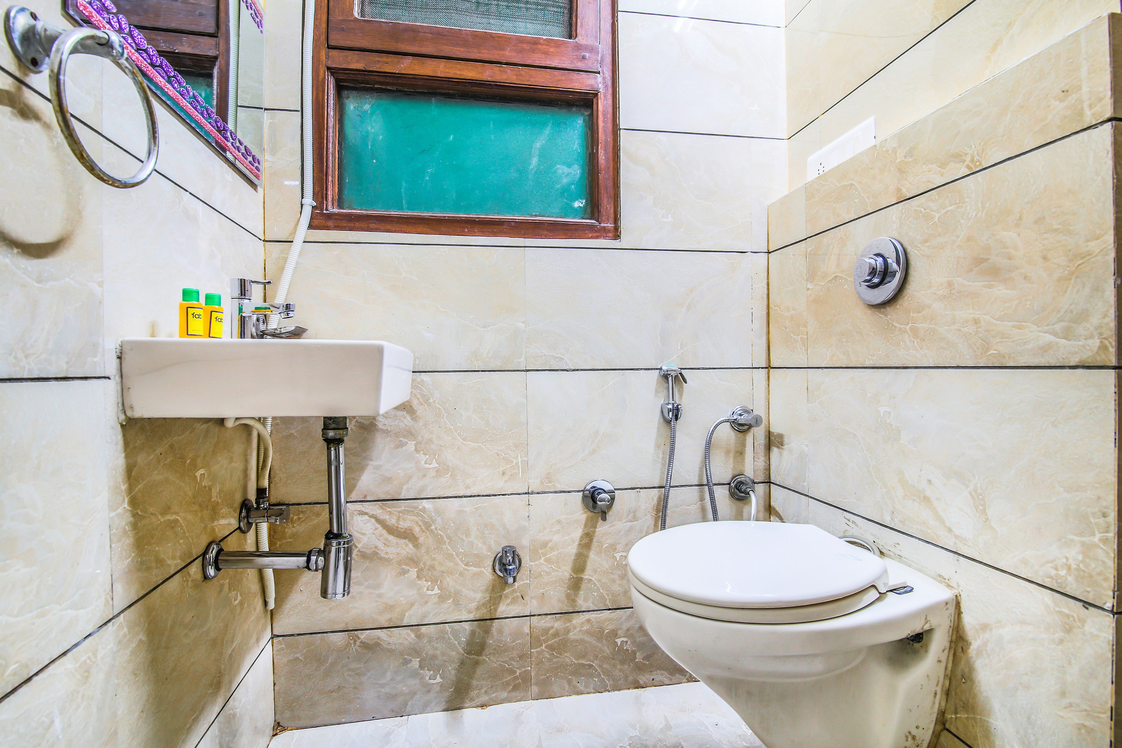 shower, rainfall showerhead, free toiletries, towels