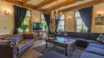 Televisión, reproductor de DVD, tenis de mesa y libros