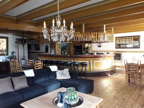 Tv, dvd-afspiller, bordtennisbord, bøger