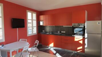 Een koelkast, een microgolfoven, een oven, een kookplaat