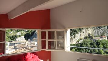 1 slaapkamer, een strijkplank/strijkijzer, gratis wifi, beddengoed