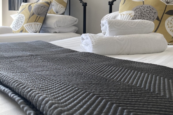 Caja de seguridad en la habitación y cortinas blackout