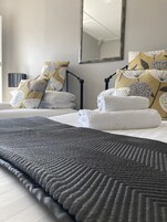 Caja de seguridad en la habitación y cortinas blackout