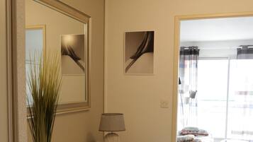 1 chambre, fer et planche à repasser, draps fournis