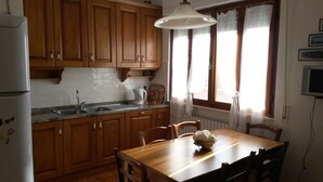 Full-size fridge, microwave, oven, stovetop - Casa di Giulia - Santa Luce (Santa Luce)