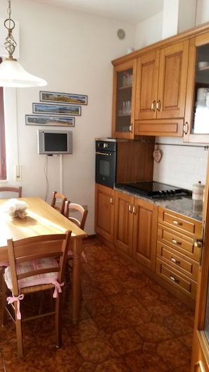 Refrigerador con congelador, microondas, horno y parrilla de estufa 