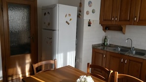 Refrigerador con congelador, microondas, horno y parrilla de estufa 