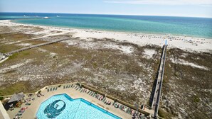 Ein Strandresort mit Schwimmbad, Strand und einer Pier.