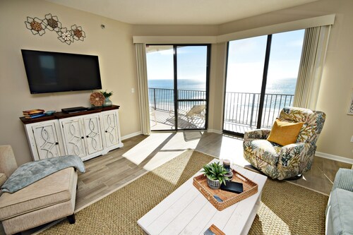 Time to get… 🎶 Knee deep in the water somewhere! 🎶 on island time!