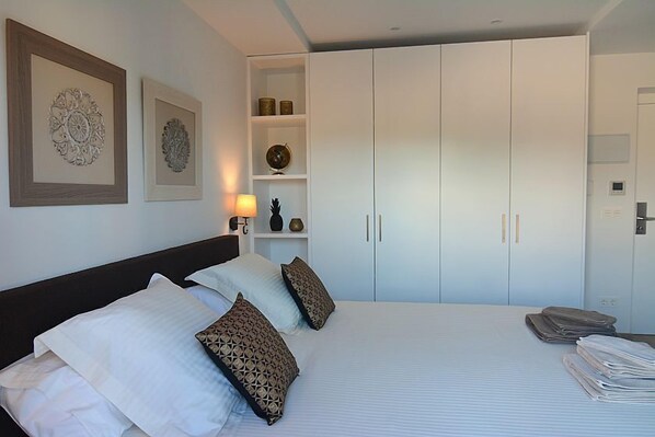 Chambre Double, terrasse | Minibar, coffres-forts dans les chambres, décoration personnalisée