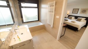 Habitación estándar con 1 cama doble o 2 individuales (Monastrell) | Baño | Artículos de higiene personal gratuitos, secador de pelo y albornoces