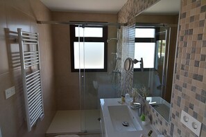 Chambre Double, terrasse | Salle de bain | Articles de toilette gratuits, sèche-cheveux, peignoirs, bidet
