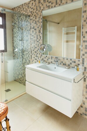 Standard Double Room (Cabernet) | Bathroom | Free toiletries, hair dryer, bathrobes, bidet - Casa Rural Canelobre (Busot)