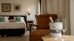 Standard Double Room (Cabernet) | Minibar, in-room safe, individually decorated, individually furnished - Casa Rural Canelobre (Busot)